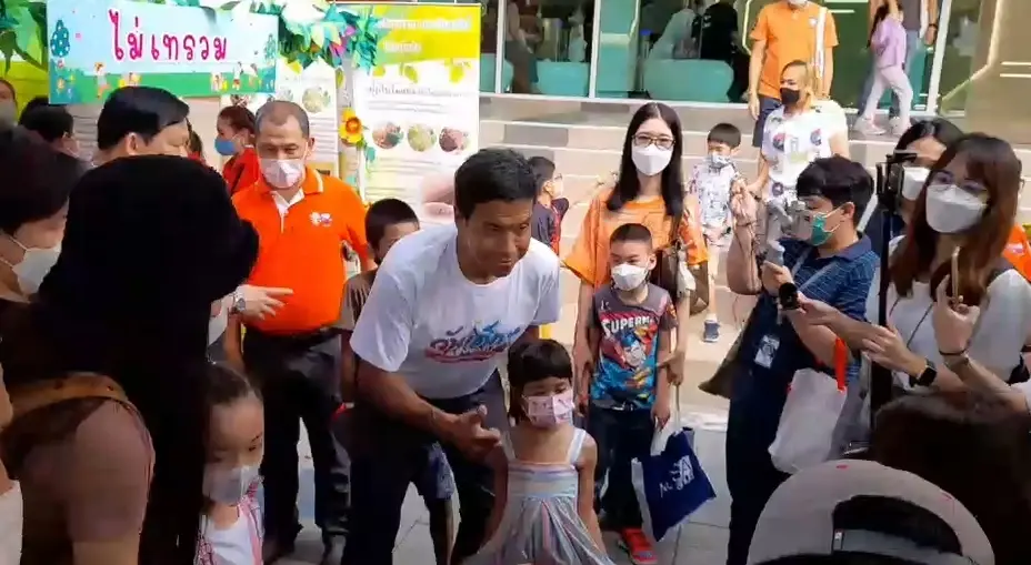 "ชัชชาติ" เปิดงานวันเด็กปี 66 ย้ำ สิ่งที่มีค่ามากที่สุดของเมืองคือ "เด็ก"