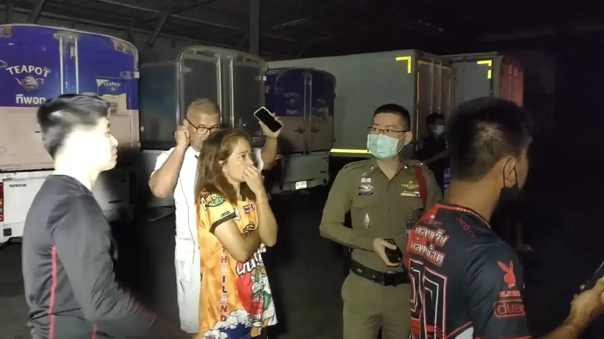 ไฟไหม้รถสินค้ากลางเมืองสุพรรณ หวิดลามบ้านเรือน หนีตายอลหม่าน (มีคลิป)
