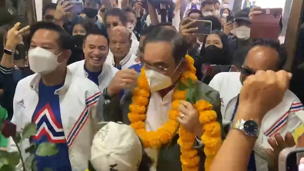 สุดคึกคัก! "บิ๊กตู่" เยือนชุมพร! ลูกช้าง ร่วม ส.ส. ปชป.-ปชช. แห่ต้อนรับอบอุ่น