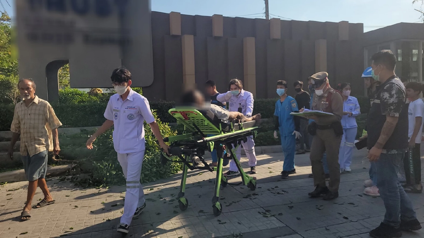 คนขับรถบัสวูบ เสียหลักปีนฟุตปาธ ชน รปภ. คอนโด กระเด็นเข้าใต้ท้องรถ