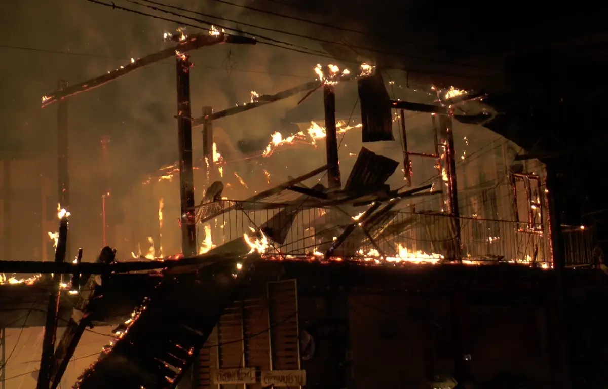 อุ้มยาย 86 ปีหนีตาย ไฟไหม้กลางเมืองนครพนม (มีคลิป)