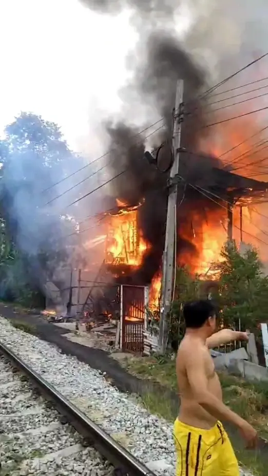 ชาวบ้าน สุดงง ไฟไหม้บ้านย่านตลาดพลู ทั้งที่บ้านต้นเพลิงไม่มีไฟฟ้าใช้