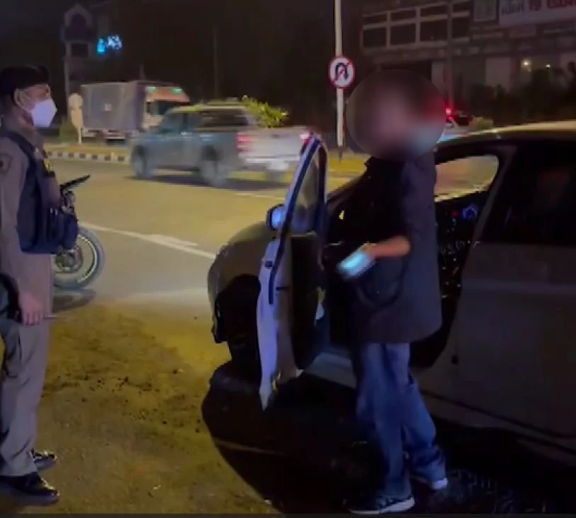 แชร์ว่อน! คลิป ขรก. ขับเก๋งชน จยย. ด่ากราดกู้ภัย "รู้ไหมผมเป็นใคร"