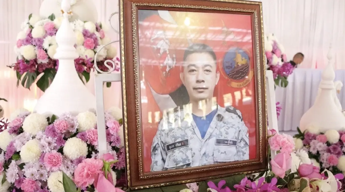 พ.จ.อ.คุณากร จริยศ หรือ หมอแชมป์ ฮีโร่ "เรือหลวงสุโขทัย"  