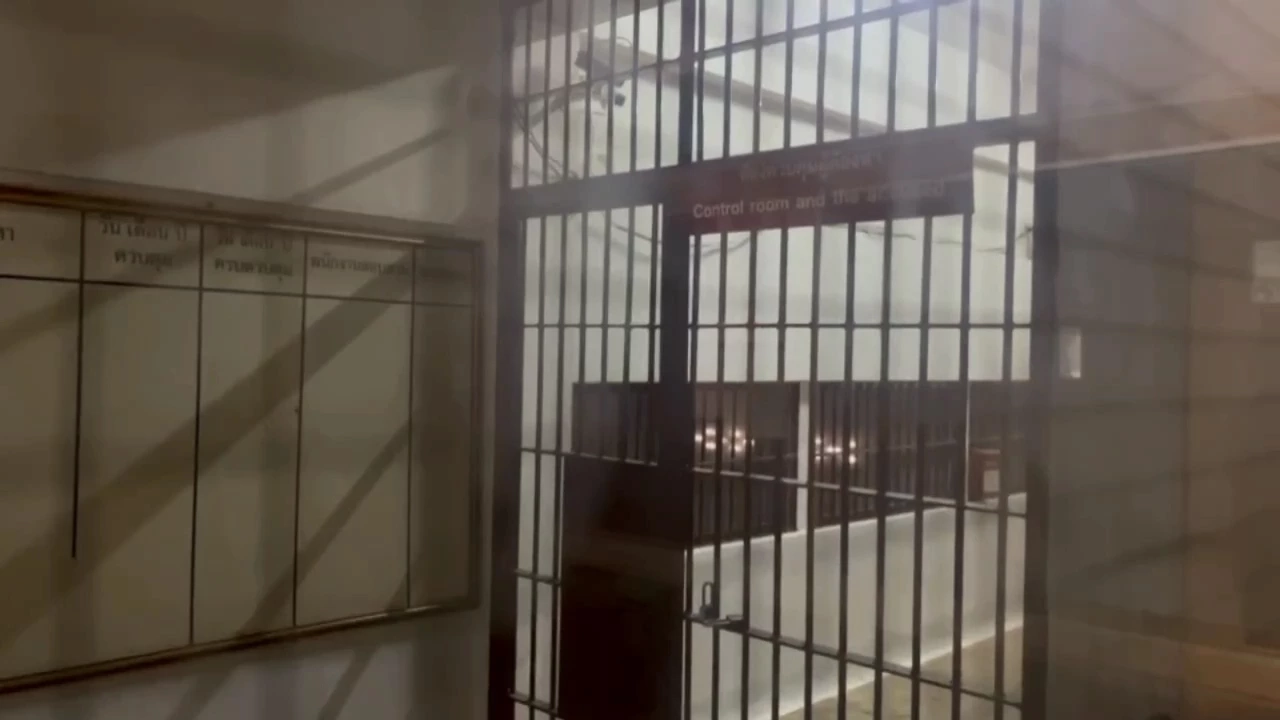 ตำรวจจับมือแทง 14 ปีในโรงเรียน พร้อมมีดของกลาง แจ้งหข้อหาร่วมกันพยายามฆ่า