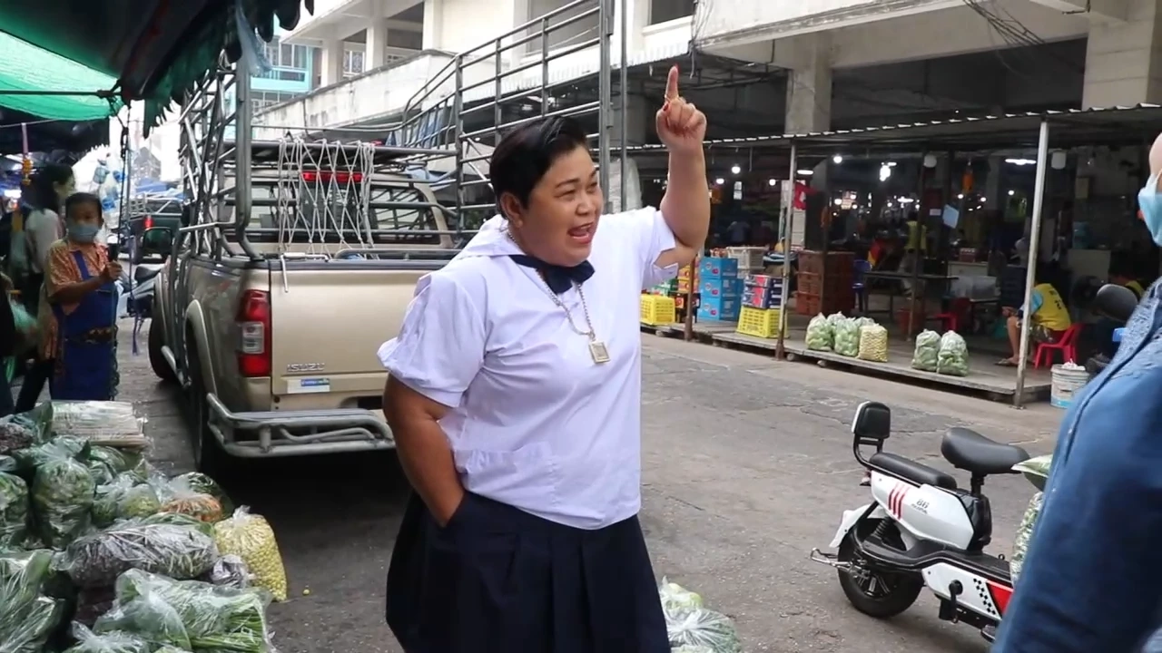 แม่ค้าผักสดย้อนวัยแต่งชุดนักเรียน ช่วยสร้างสีสันวันเด็กแห่งชาติ