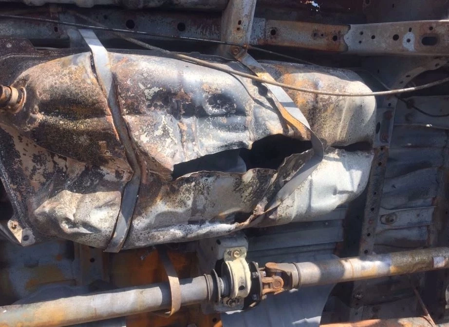 พบรอยฉีกขาดใต้ถังน้ำมันรถตู้มรณะ คาดเชื้อเพลิงรั่วไหล จนลุกไหม้