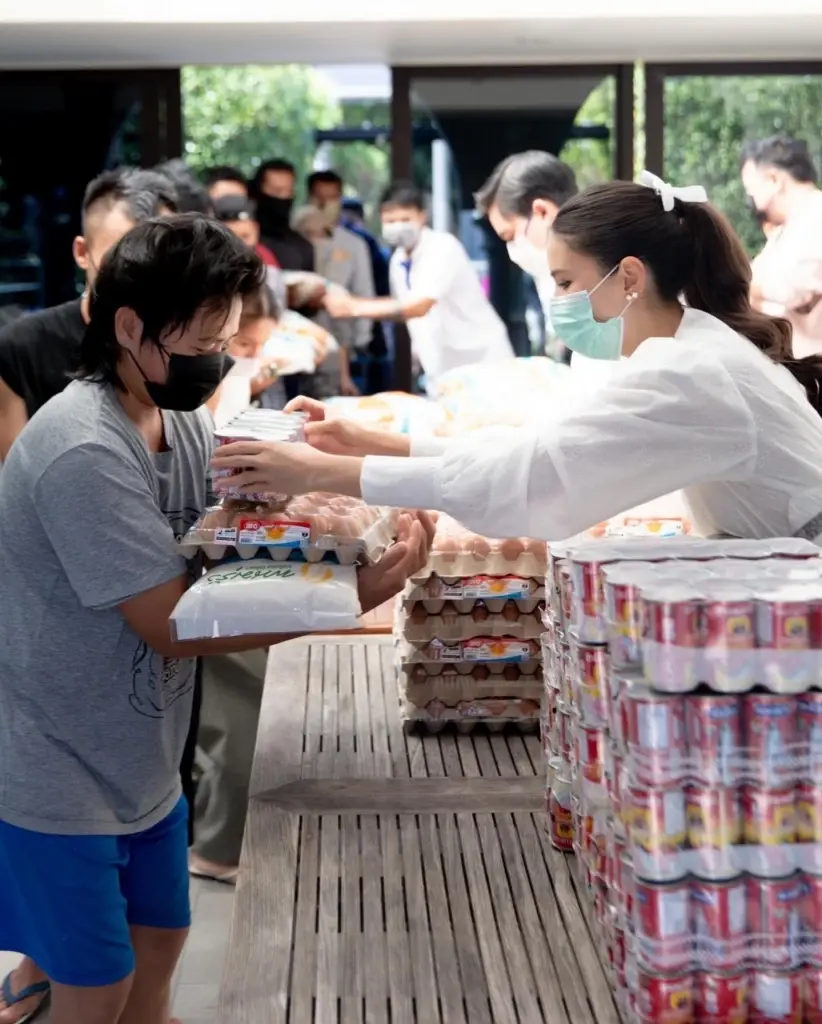คู่รักสายบุญ ศรีริต้า-กรณ์