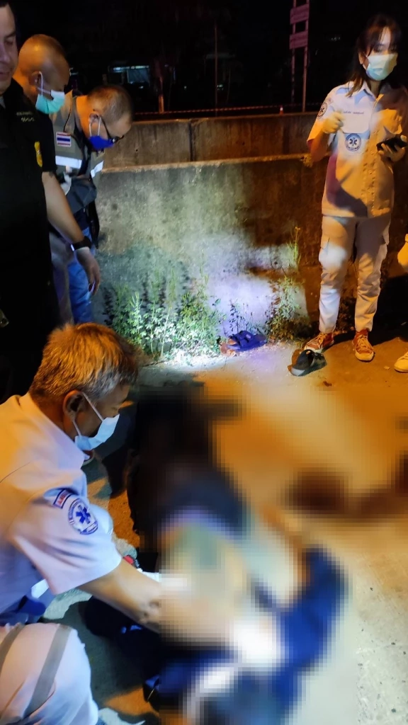 หนุ่ม 18 ปีคล้องพระเต็มคอถูกยิงเสียชีวิต ปลอกกระสุนเกลื่อนถนน