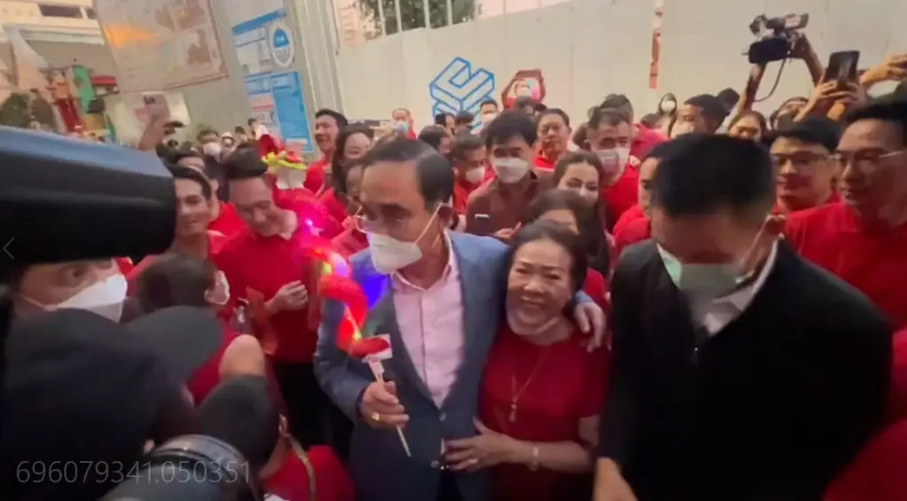 “บิ๊กตู่” นำทีม รทสช. ลงเยาวราช แฟนคลับล้นหลา เจอถาม "ลุงตู่" เมื่อไหร่จะออก  