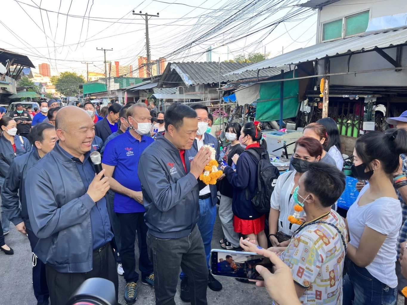 "อนุทิน" ลุยชุมชนโรงปูน ช่วย "ประเดิมชัย" หาเสียง ย้ำ ทุกนโยบายพูดแล้วทำจริง