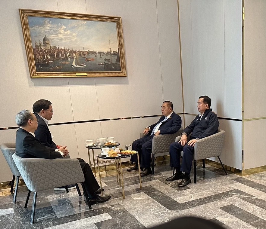 เปิดภาพ! "บิ๊กป้อม" หารือ "อุตตม-สนธิรัตน์" ดีลกลับรังเก่า พปชร. สำเร็จ