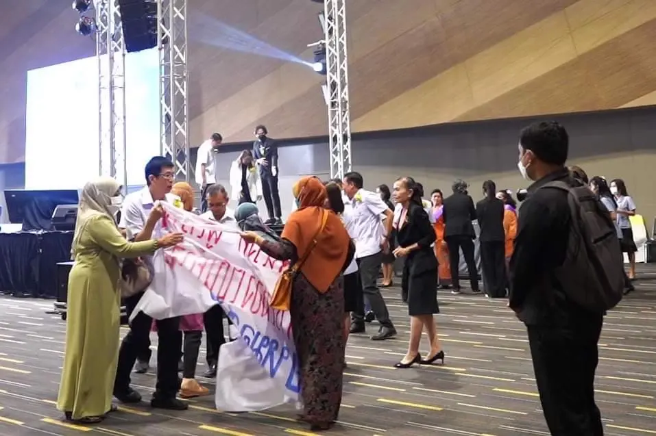 ชาวบ้านจะนะบุกยื่นหนังสือผู้ตรวจการ สธ. ทวงถามปมย้าย “หมอสุภัทร” (มีคลิป)