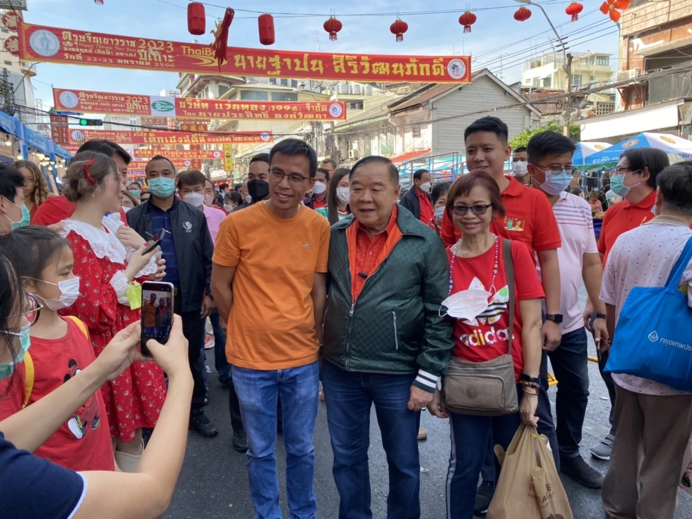 สุดเท่! “ลุงป้อม” ใส่กางเกงยีนส์ คลุมแจ็คเก็ตดำ เดินเล่นเยาวราช (มีคลิป)