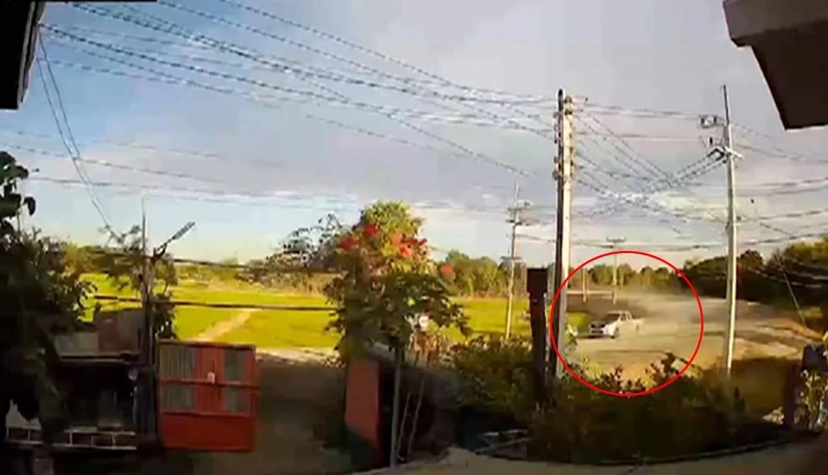 พ่อแม่ขับรถส่งลูกไป รร. เสียหลักพลิกคว่ำ หนูน้อย 5 ขวบ กระเด็นออกจากรถเสียชีวิต