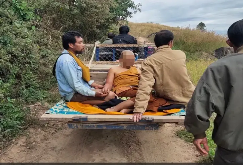 ระทึก ช้างป่าภูหลวงทำร้ายพระเจ็บ โชคดีเด็กวัดเอาหินป่าไล่เลยรอดชีวิต
