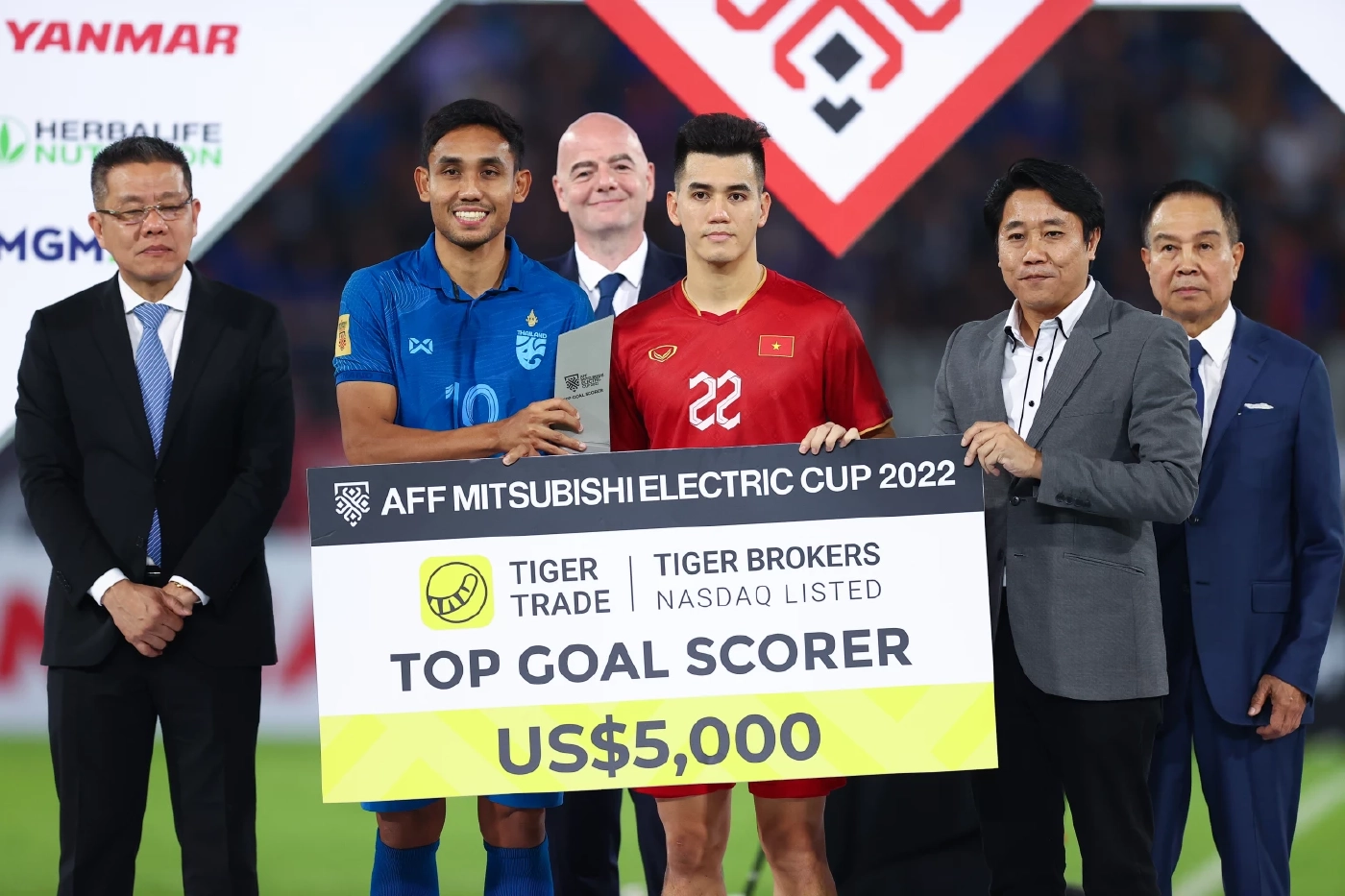 ประมวลภาพความสำเร็จ "ทีมชาติไทย" คว้าแชมป์อาเซียน "อุ้ม" MVP "มุ้ย" ดาวซัลโว