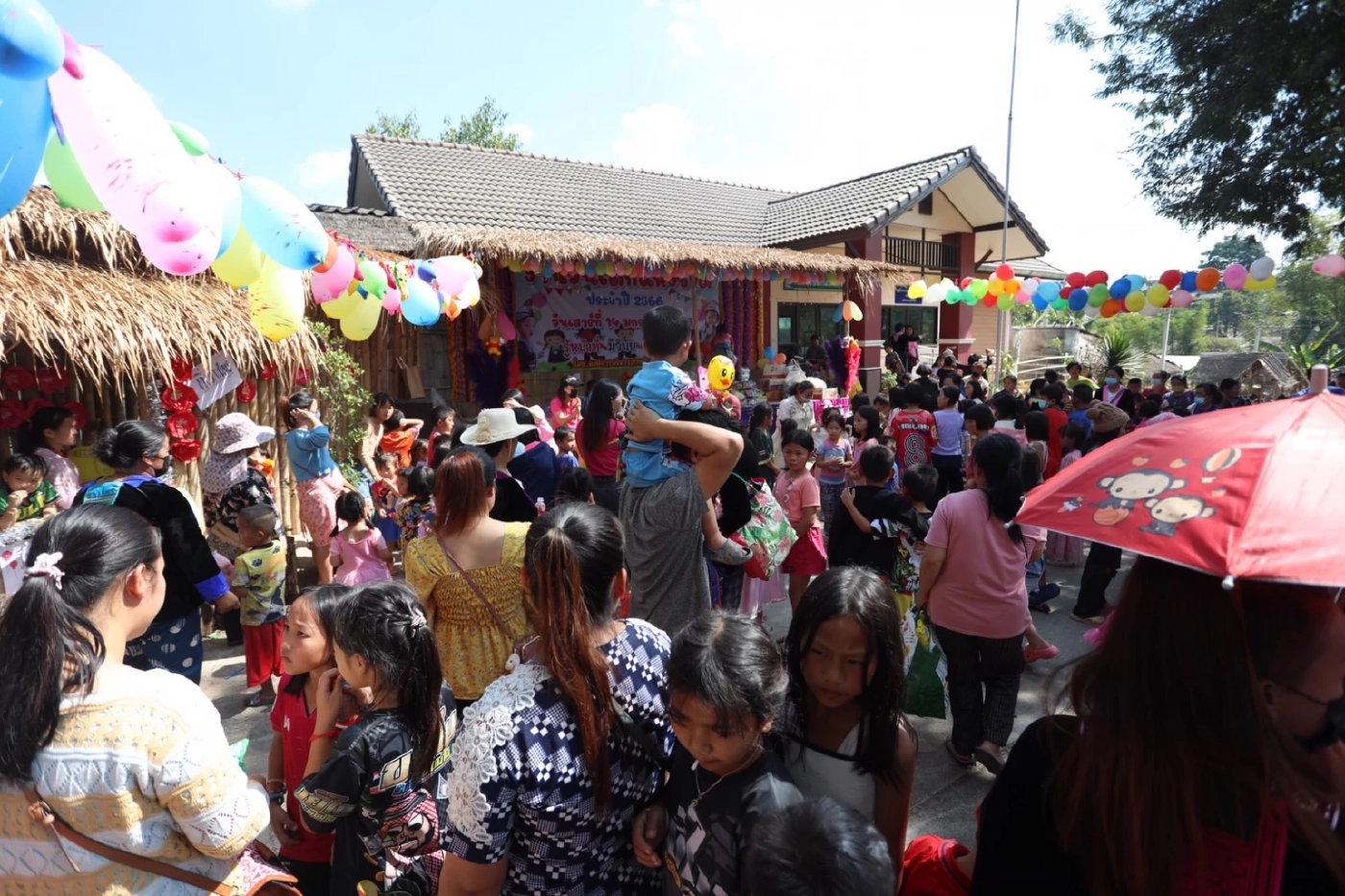 “ธนาธร” ควง “นายก อบต.” คณะก้าวหน้า ร่วมงานวันเด็กชุมชนม้งใหญ่สุดในไทย