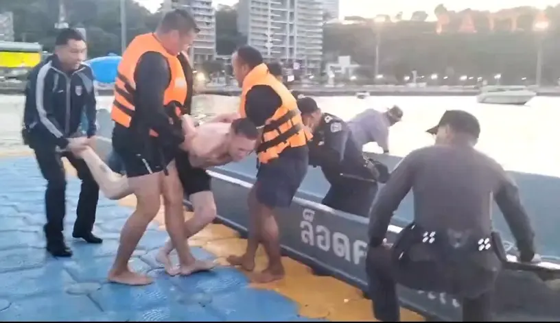 แตกตื่นทั้งท่าเรือ หนุ่มต่างชาติคลั่ง โดดน้ำท่าเรือแหลมบาลีฮาย (มีคลิป)