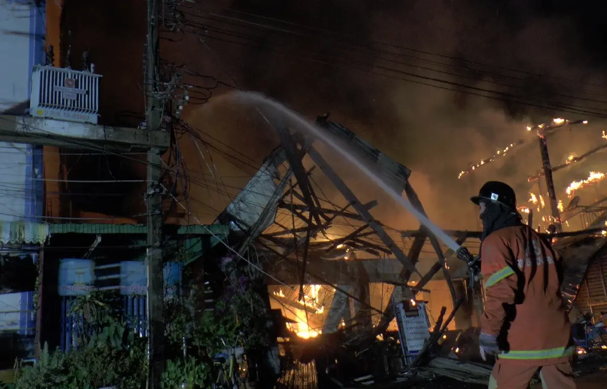 อุ้มยาย 86 ปีหนีตาย ไฟไหม้กลางเมืองนครพนม (มีคลิป)