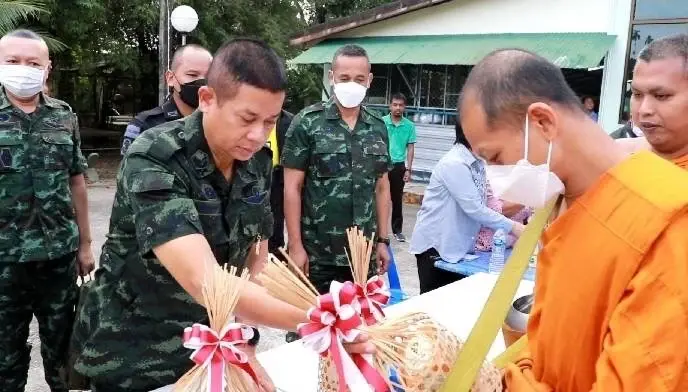 อบอุ่นใจ"แม่ทัพภาคที่ 4"  ลงพื้นที่กินนอนกับลูกน้องดูแลความสงบชายแดนใต้