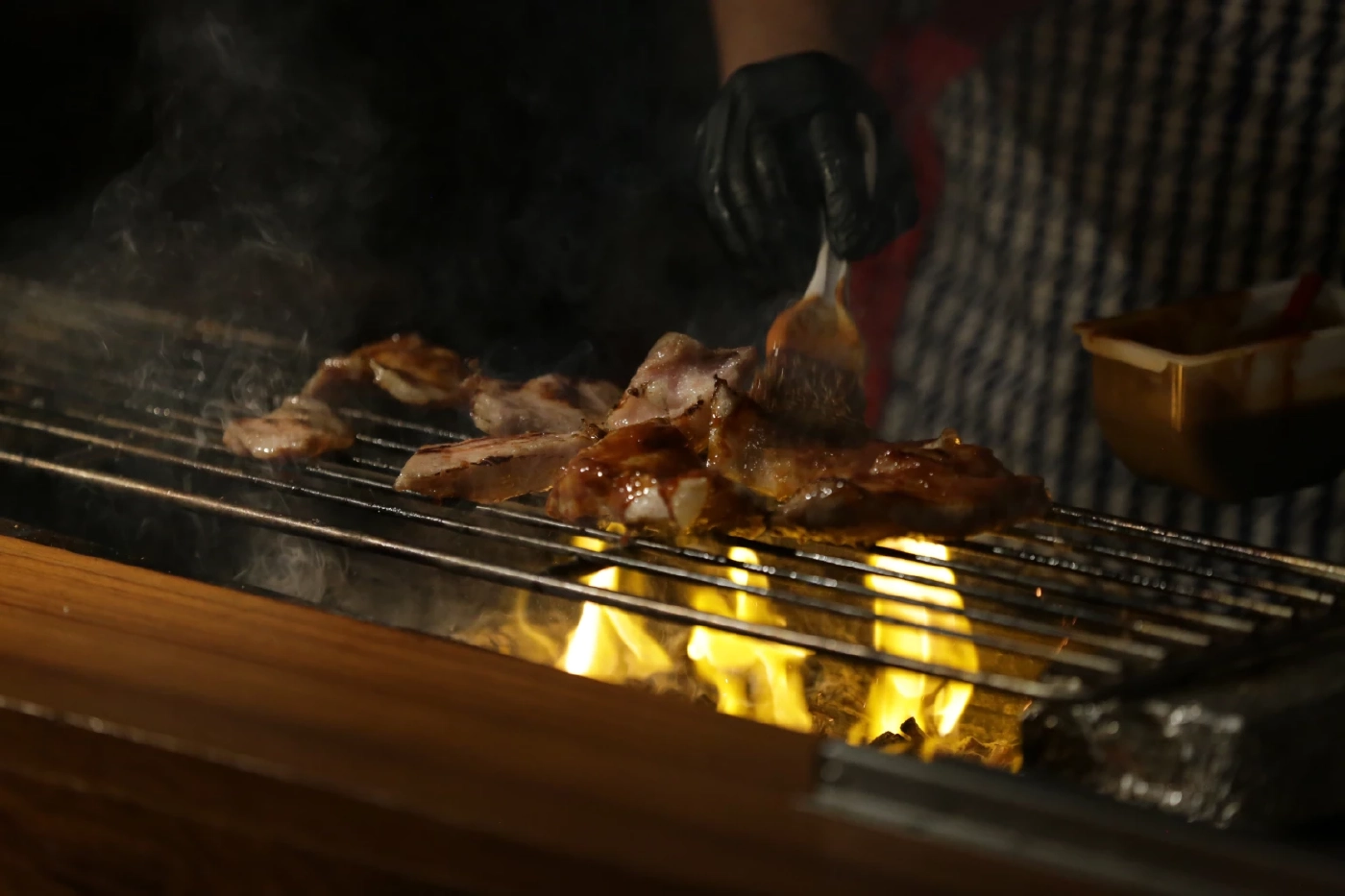 เชฟปรุงสดระหว่างทาน กับอาหารสไตล์ “โรบาทายากิ” แนวปิ้งย่างที่ร้าน Yankii