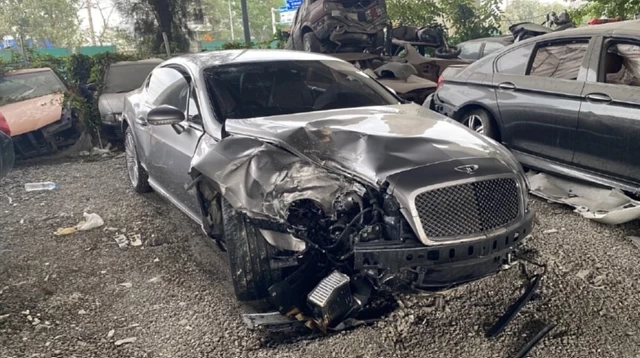 สภาพรถหรูยี่ห้อเบนท์ลีย์ ของ นายสุทัศน์ สิวาภิรมย์รัตน์ นักธุรกิจชื่อดัง