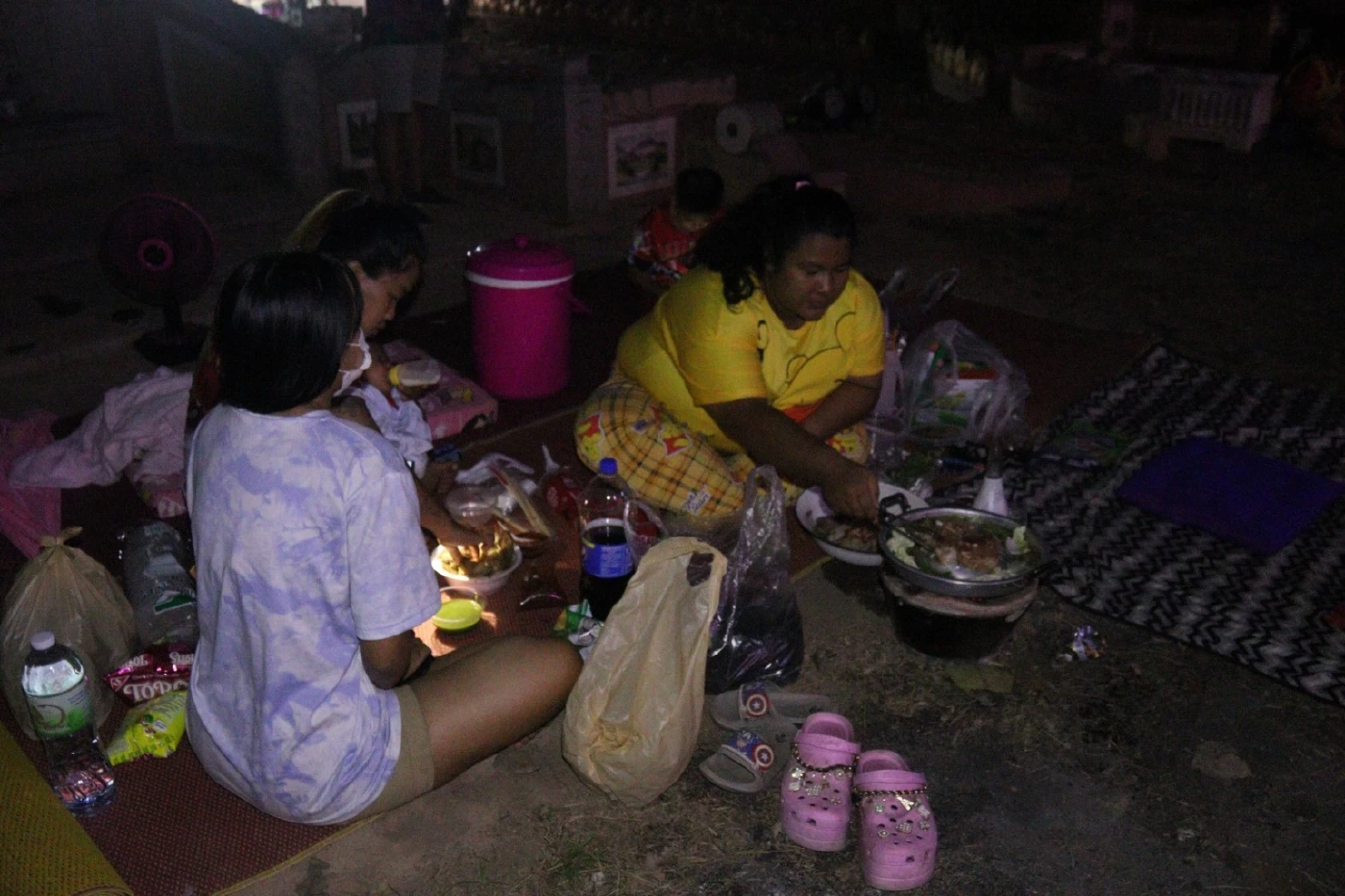 วันเที่ยว"ตรุษจีน" ฉายหนังกลางแปลง กินหมูกระทะร่วมกับบรรพบุรุษ (มีคลิป)