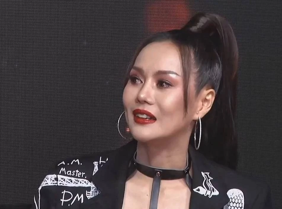 นักร้องลูกทุ่งสาว เอรีนไตรโทน