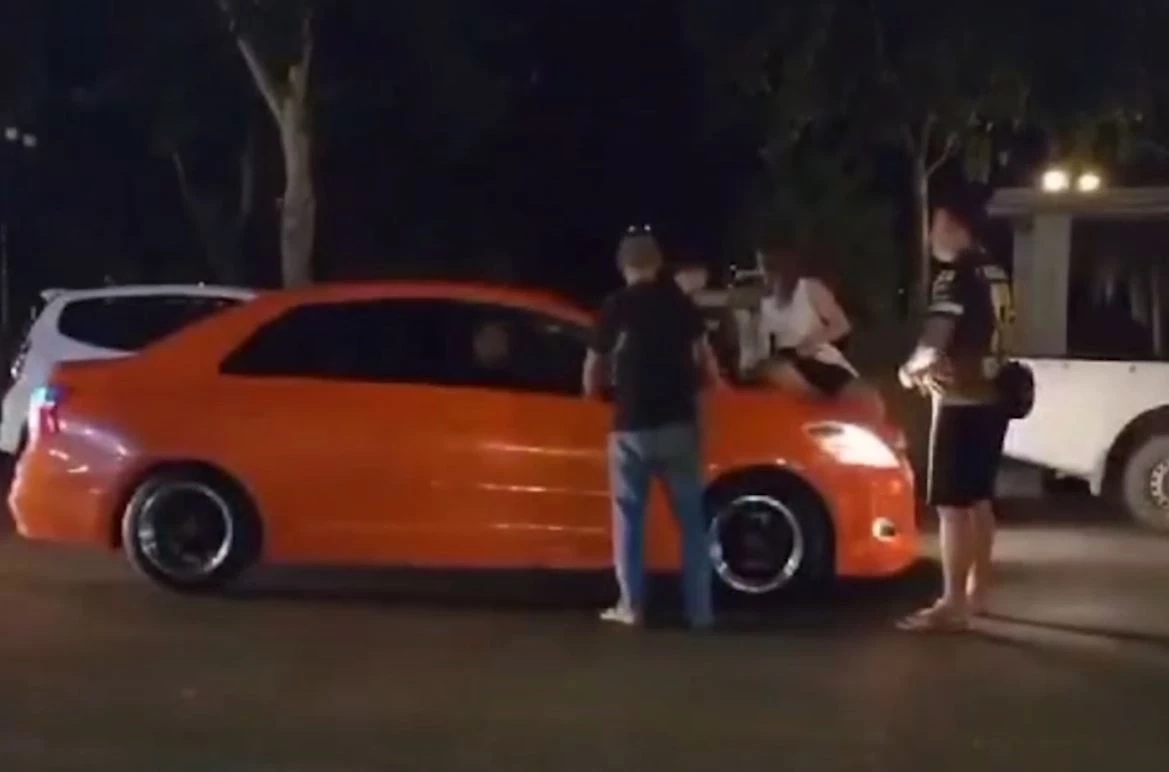 เมียหลวงเดือด! กระโดดเกาะรถผัว หลังเจอภาพบาดตา แอบซุกกิ๊กเที่ยว ตจว. (คลิป)