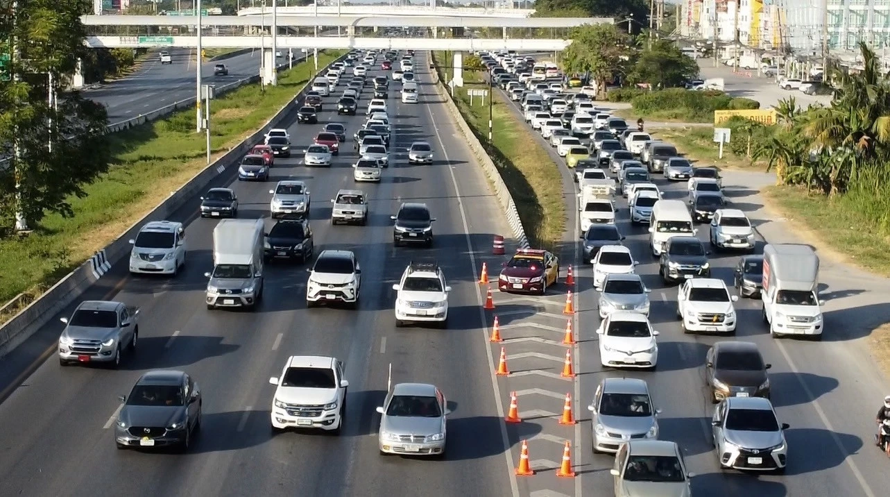 แน่น ๆ ถนนสายเอเชียมุ่งหน้า กทม. จราจรเริ่มชะลอตัว ปชช. เดินทางกลับจากปีใหม่