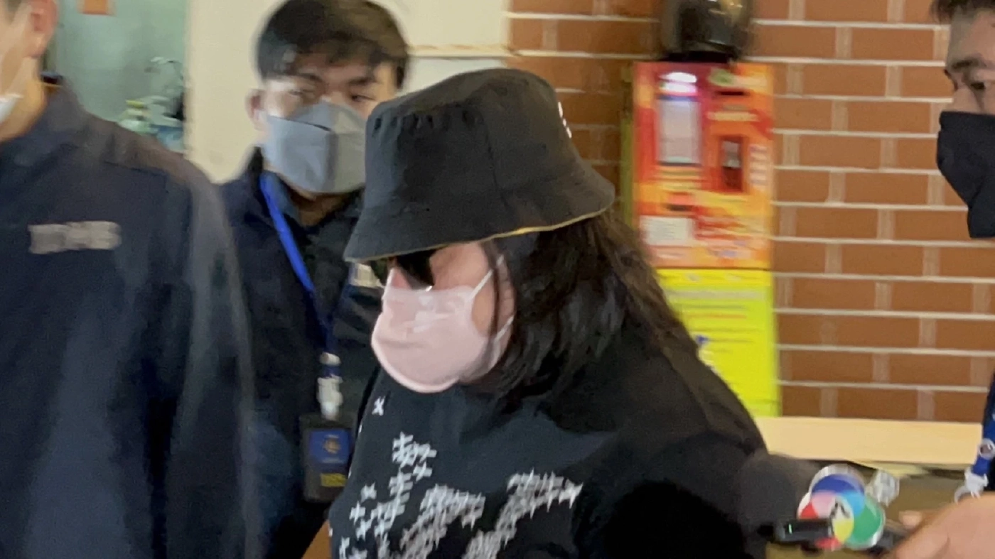 รวบภรรยา ตู้ห่าว