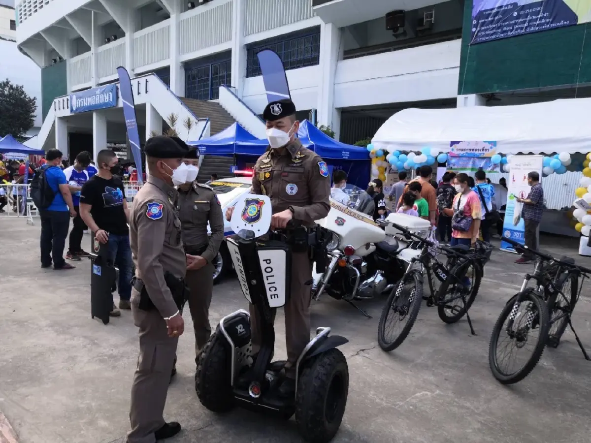 ตร.ท่องเที่ยว ร่วมจัดวันเด็กแห่งชาติ หนู ๆ ตื่นเต้นได้ลองใช้อุปกรณ์ตำรวจ