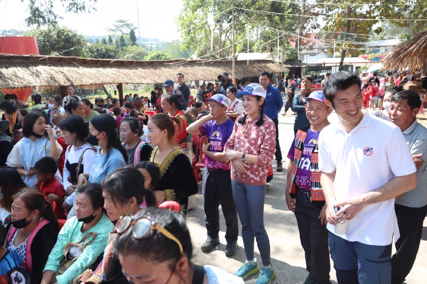“ธนาธร” ควง “นายก อบต.” คณะก้าวหน้า ร่วมงานวันเด็กชุมชนม้งใหญ่สุดในไทย