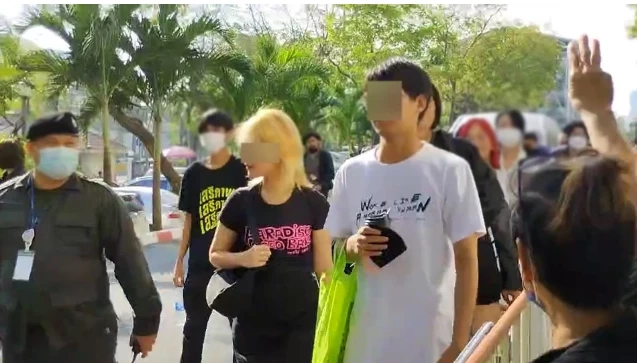 น.ส.ณัฐนิช ดวงมุสิทธิ์ หรือใบปอ และนายโสภณ สุรฤทธิ์ธำรง หรือเก็ท นักกิจกรรมกลุ่มโมกหลวงริมน้ำ