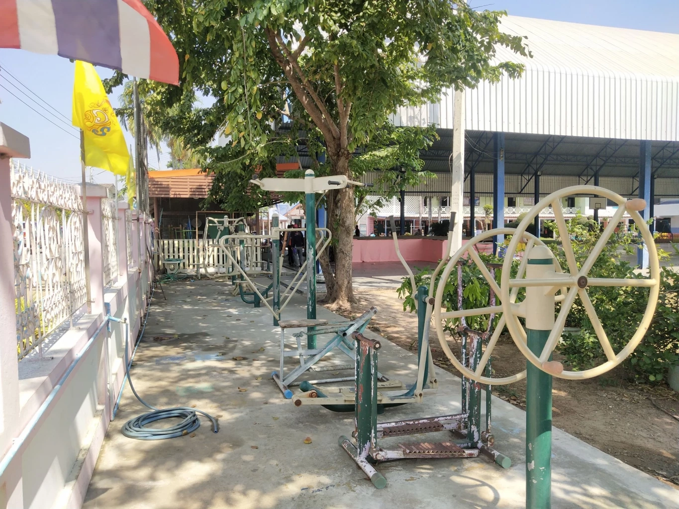 หนุ่มเมากาว คว้ามีดพร้าปีนรั้วโรงเรียน ทำร้ายนักเรียนป.3 เจ็บสาหัส