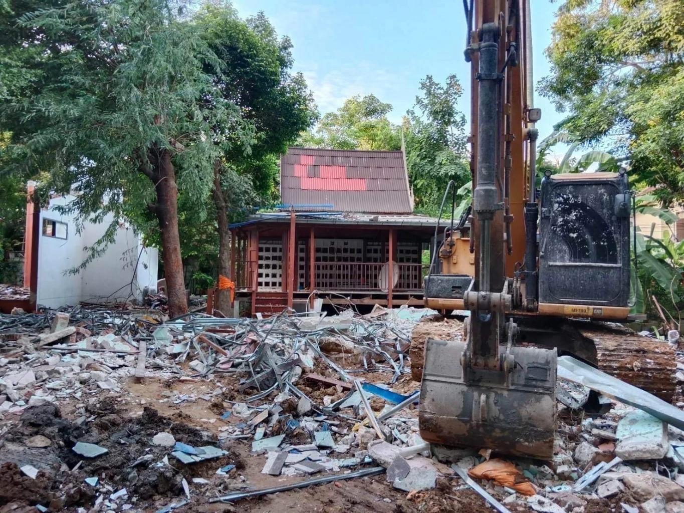 "ศรีสุวรรณ" ร้องมหาเถรสมาคม สอบเจ้าอาวาสวัดชลประทาน ทุบทำลายกุฏิพระ 11 หลัง