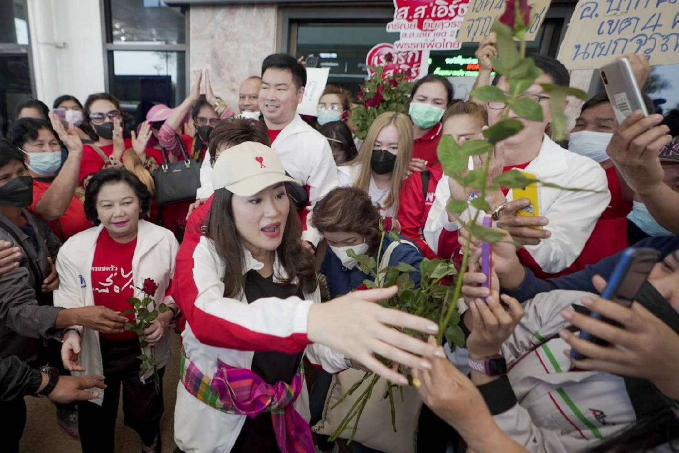 มวลชนแห่ต้อนรับ “แพทองธาร” แน่นสนามบิน จ.เลย เตรียมลุยปราศรัยใหญ่วันนี้