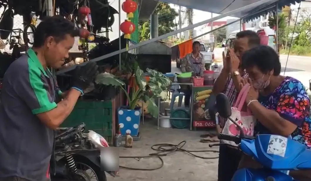 ลุงสุดดีใจ จยย.หาย 3 วันได้คืน ที่แท้ถูกสาวสติไม่ดีเข็นไปร้านซ่อม