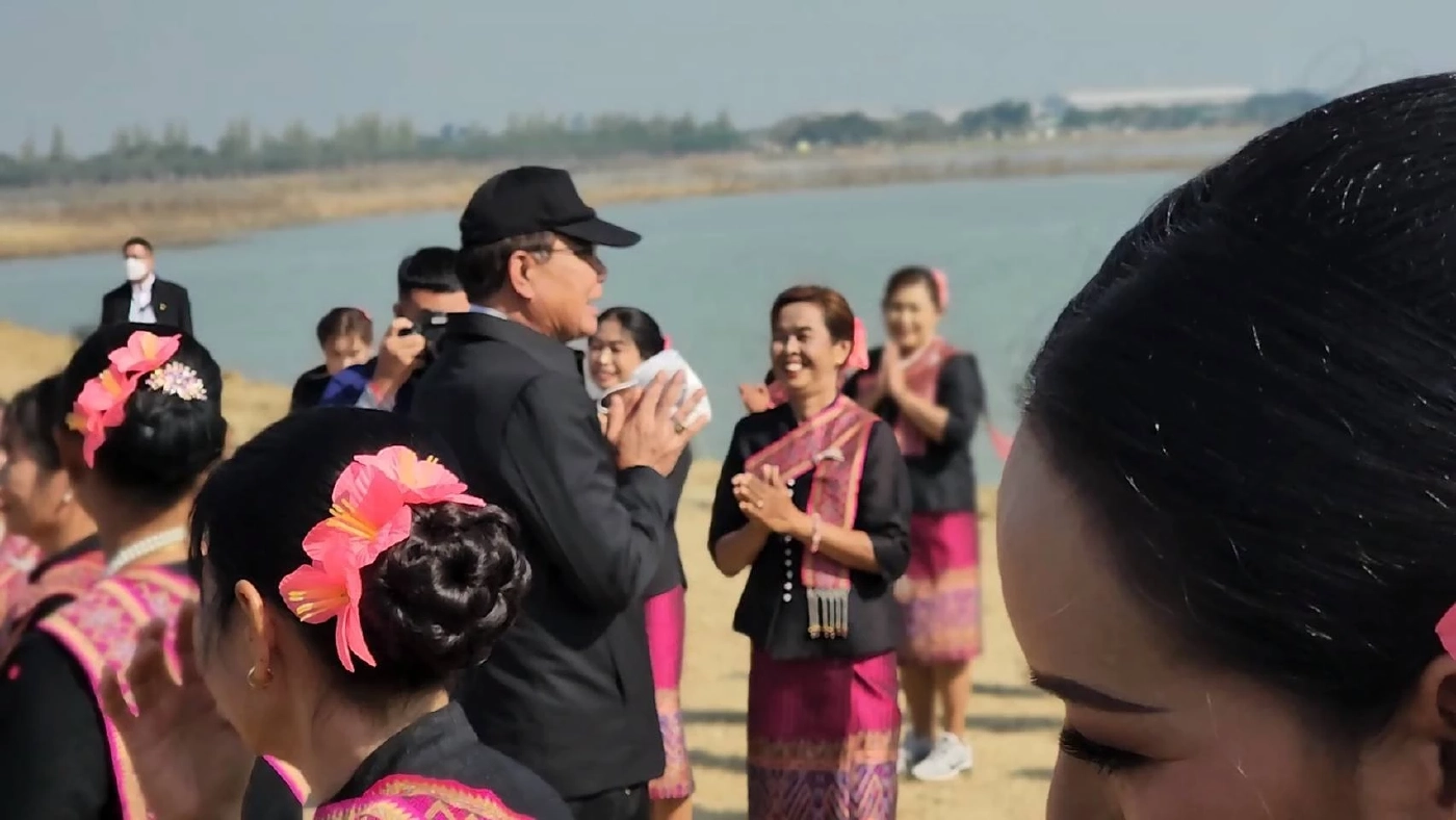 "บิ๊กตู่" ลุยตรวจราชการนครสวรรค์ ขอโทษชาวบ้านถึงช้า เหตุเครื่องบินขัดข้อง