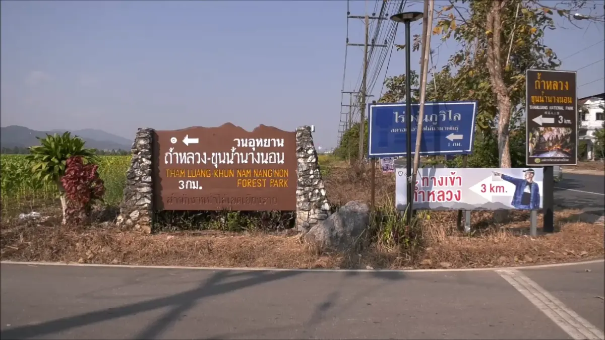 นักท่องเที่ยวแห่เซลฟี่ทุ่งทานตะวัน จุดเช็กอินใหม่อุทยานถ้ำหลวง