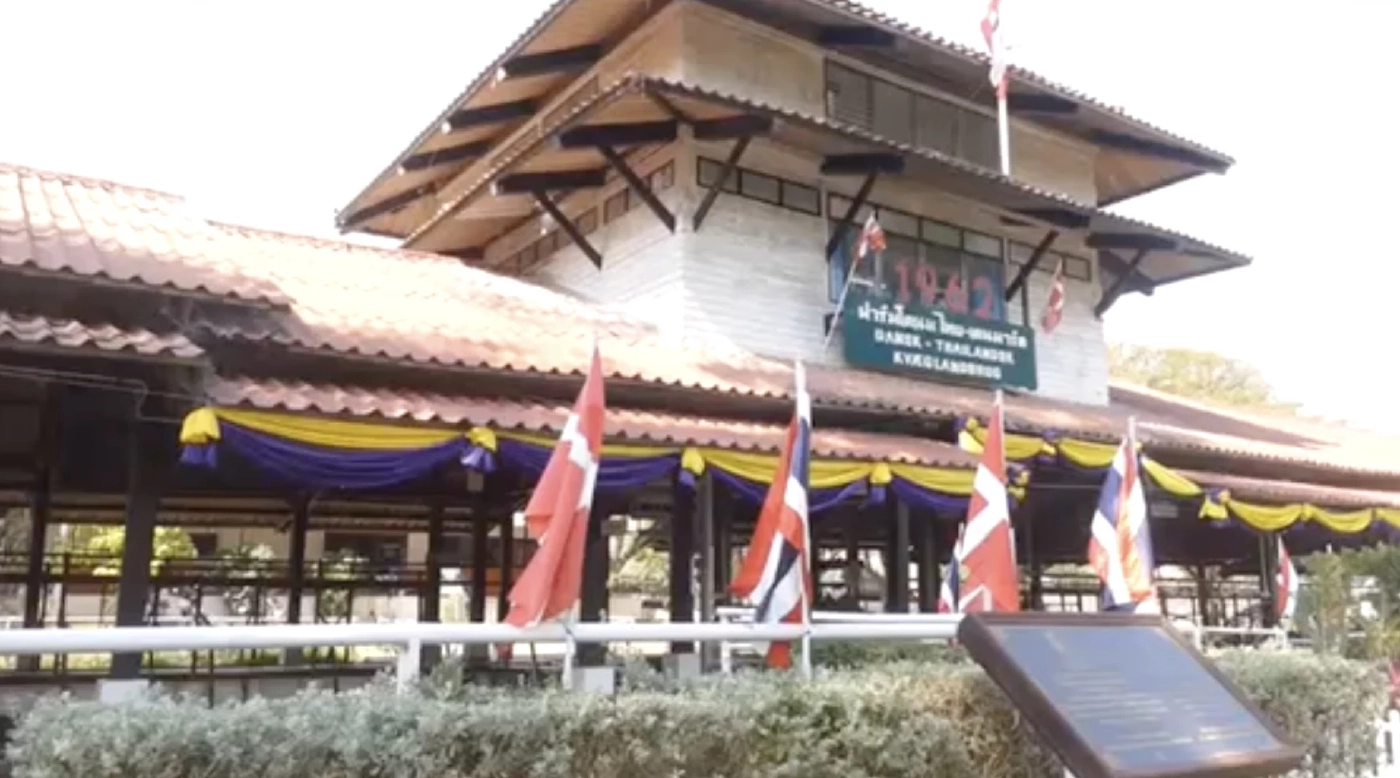 สายเที่ยวห้ามพลาด เตรียมกล้องถ่ายรูปกับทุ่งดอกปอเทือง อุโมงค์ประดู่แดง