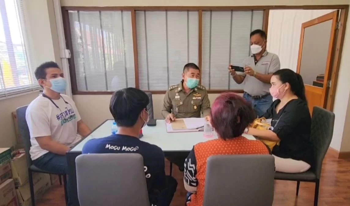 หนุ่มสุดช้ำ! ซื้อรถใหม่ โดน ตร.จับป้ายแดงปลอม เซลล์ปัดความรับผิดชอบ