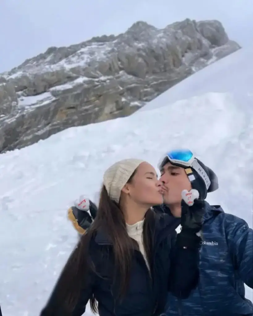 ณเดชน์-ญาญ่า เสริฟความหวาน ท้าลมหนาวจุ๊บแก้มออกสื่อ แฟนๆแห่แซวสนั่น