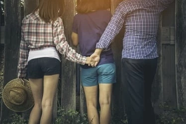 หากโดนนอกใจ ใช้กฎหมายนี้ "ฟ้องชู้" เรียกเงินได้ ใครแอบมีมือที่ 3 ต้องระวัง