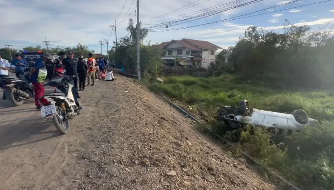 พ่อแม่ขับรถส่งลูกไป รร. เสียหลักพลิกคว่ำ หนูน้อย 5 ขวบ กระเด็นออกจากรถเสียชีวิต