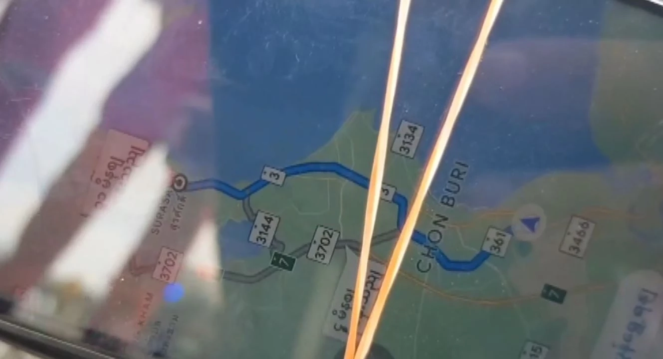 หนุ่มขี่จยย. เปิดจีพีเอส-ไม่ชินทาง เสียหลักชนรถพ่วง ถูกล้อทับดับ