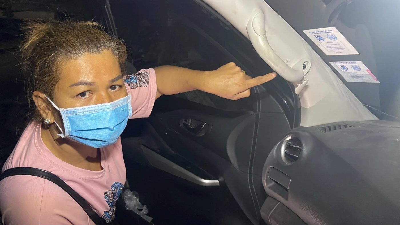 ขี่จยย.ซ้อน 4 ไล่ประกบยิงรถแม่ค้าส้มตำ โชคดีรถตกหลุมกระเฉี่ยวปลายคาง