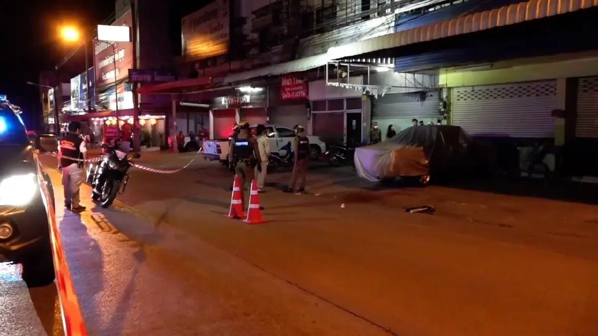 ที่เกิดเหตุบริเวณหน้าบ้าน ก่อนที่พากันหลบหนีเข้าไปในบ้าน