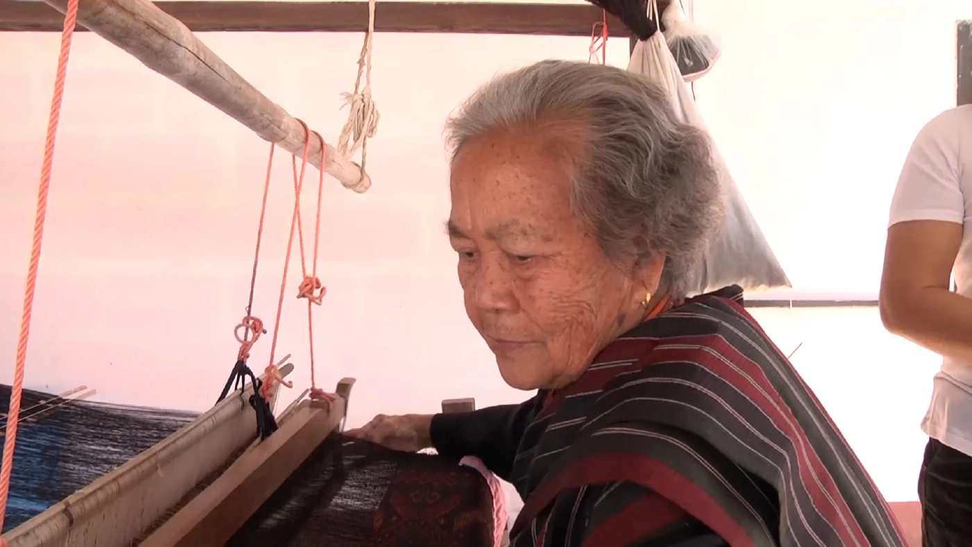 กลุ่มสตรีสูงอายุ ร่วมอนุรักษ์ทอผ้าซิ่นไหมโบราณ ขายสร้างรายได้